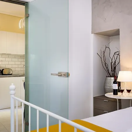 Lithinon House *